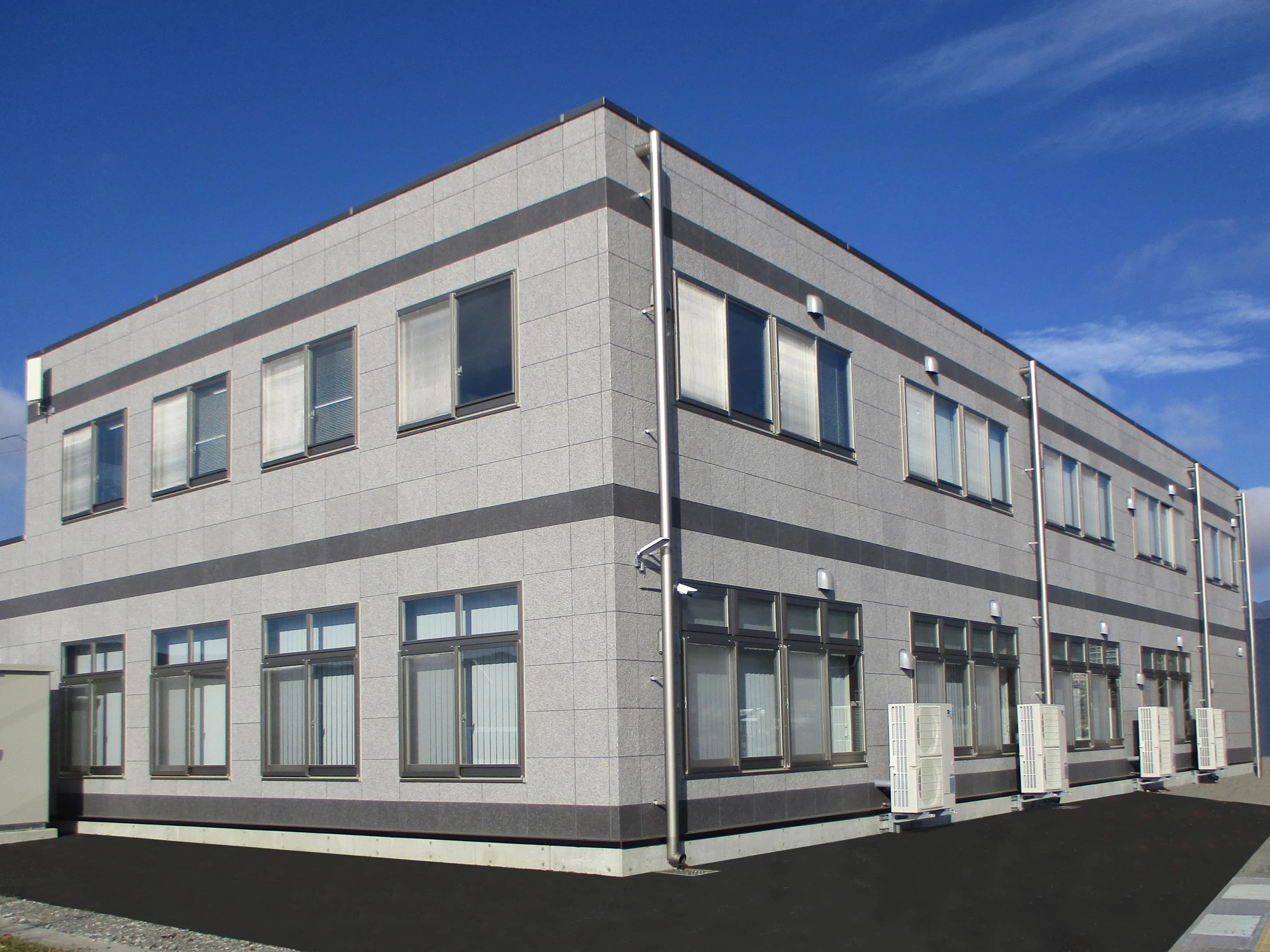 石調シートの組み合わせで重厚感を表現(下諏訪町公共施設)